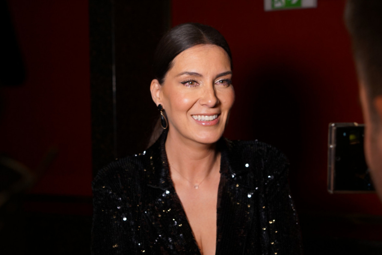 MARIJA KILIBARDA nikad zanosnija: Pozira kao kraljica u glamuroznoj satenskoj haljini dubokog dekoltea (VIDEO)