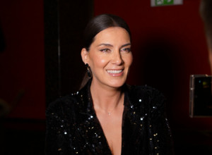 MARIJA KILIBARDA nikad zanosnija: Pozira kao kraljica u glamuroznoj satenskoj haljini dubokog dekoltea (VIDEO)