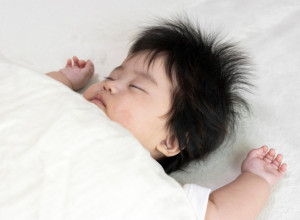 Svi u šoku trljaju oči kada vide ovu BEBU: Sa 3 meseca ima kose više od svih, kažu da je preslikan ELVIS PRISLI! (VIDEO)