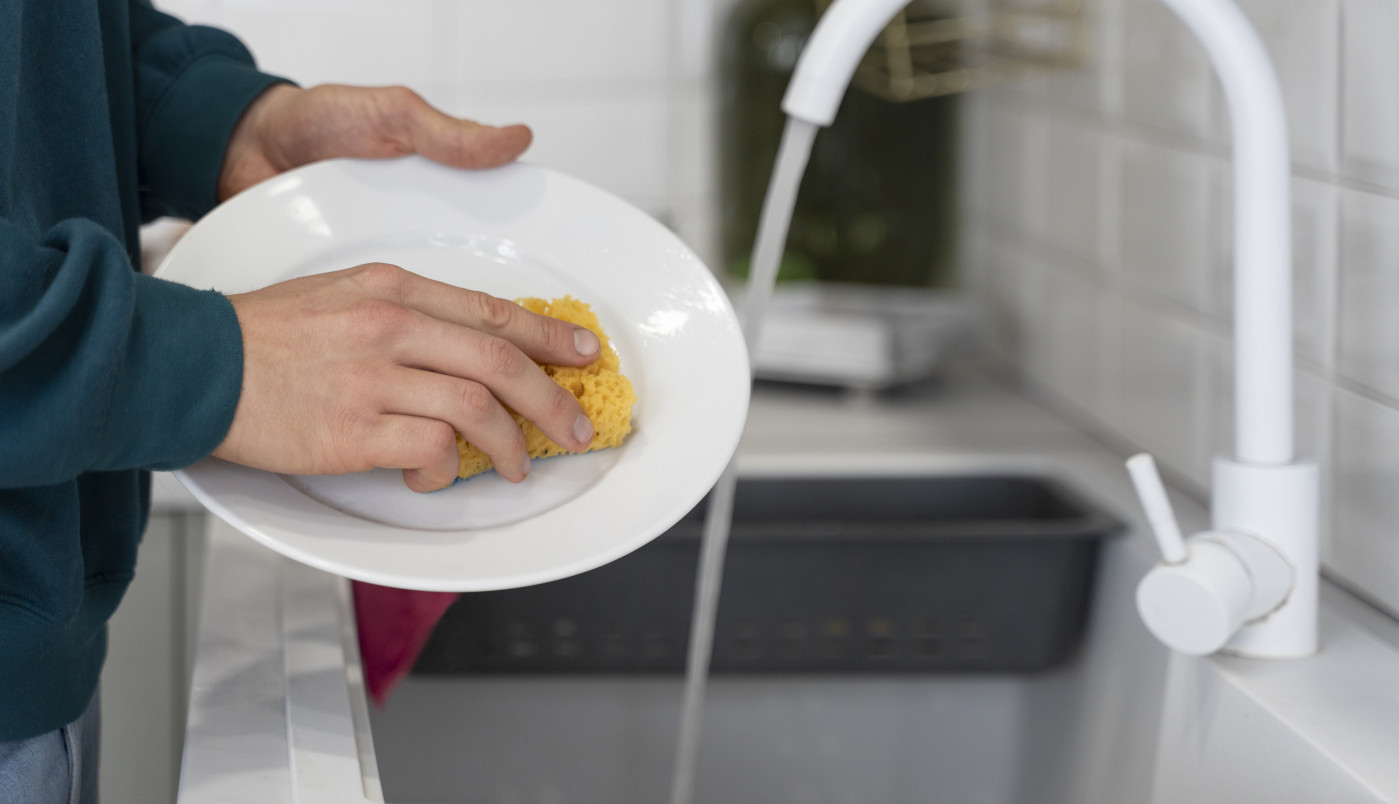 Koliko često treba menjati kuhinjski sunđer? Odgovor će vas šokirati!