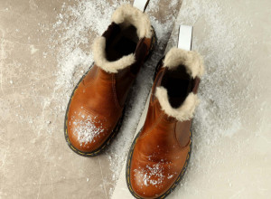 Spasite svoje omiljene CIPELE: Nekoliko TRIKOVA da uspešno uklonite MRLJE od soli i snega