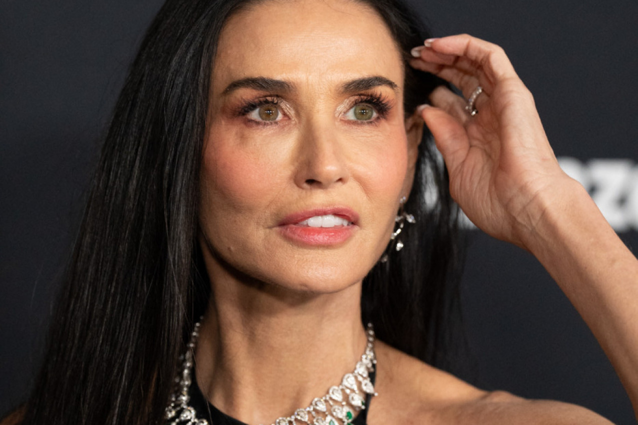 DEMI MUR je MODNA ikona: Crna haljina koja “teče” i dijamanti u prvom planu - novi nivo GLAMURA