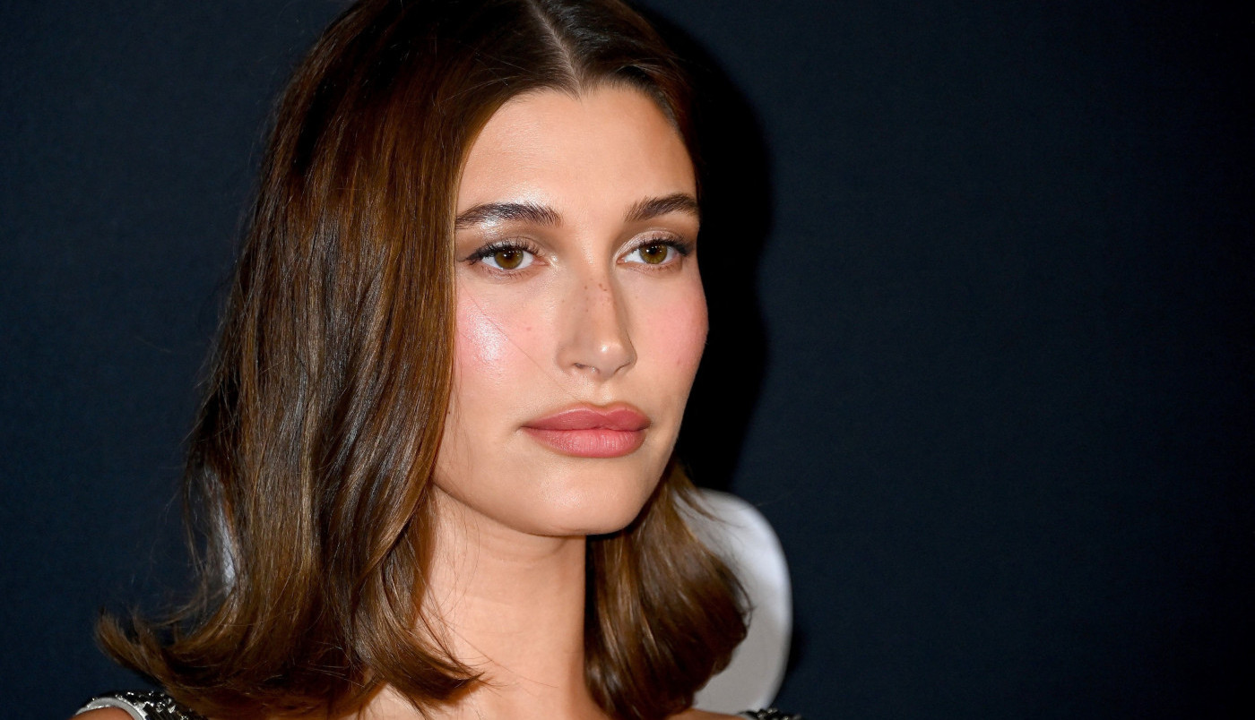 Hejli Biber u metalik Armaniju: Sjajna poruka sa crvenog tepiha i omaž velikom modnom magu