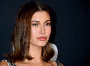 Hejli Biber u metalik Armaniju: Sjajna poruka sa crvenog tepiha i omaž velikom modnom magu