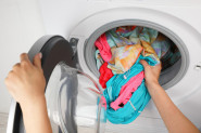 NOVA GARDEROBA vam izgubi boju posle prvog pranja: Tajna postojanosti krije se u kuhinji, potreban je samo 1 sastojak