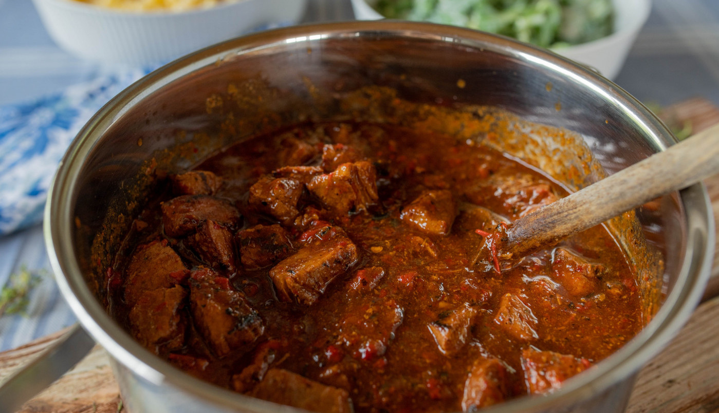 Najveća greška kod kuvanja GULAŠA: Ne smete dodavati vodu, već OVO, i samo tako će biti kao pravi kafanski