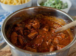 Najveća greška kod kuvanja GULAŠA: Ne smete dodavati vodu, već OVO, i samo tako će biti kao pravi kafanski