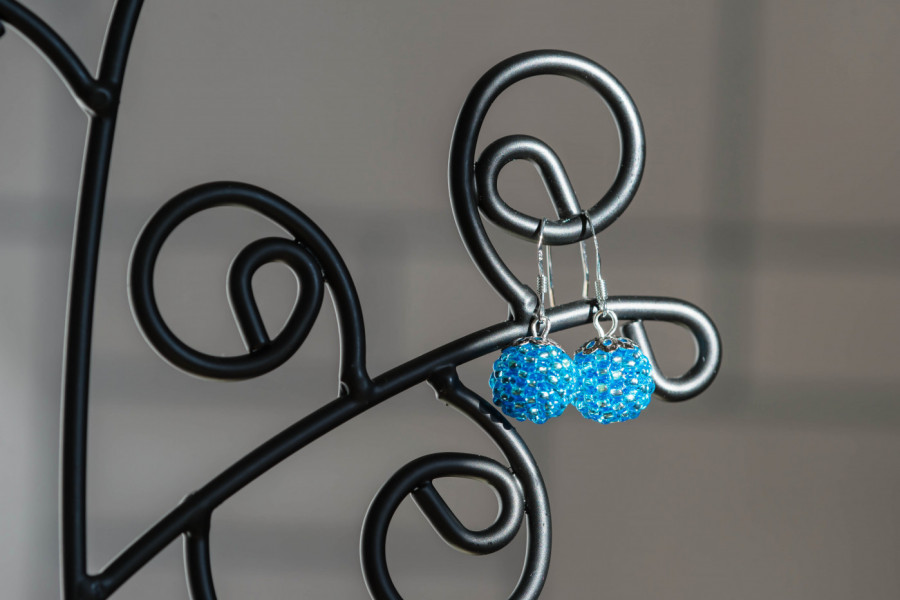 Platila minđuše na buvljaku manje od evra, a onda doživela šok: "Nisam mogla da verujem šta imam u rukama"