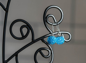 Platila minđuše na buvljaku manje od evra, a onda doživela šok: "Nisam mogla da verujem šta imam u rukama"