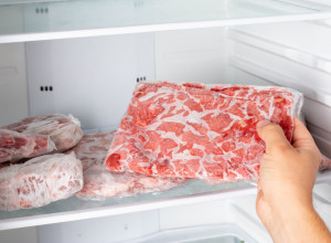 Evo zašto nikad ne treba da odmrzavate meso na sobnoj temperaturi