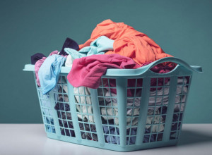 Ne biste nikom poželeli: Krenula je po prljav veš, a u korpi ju je sačekalo JEZIVO iznenađenje (VIDEO)