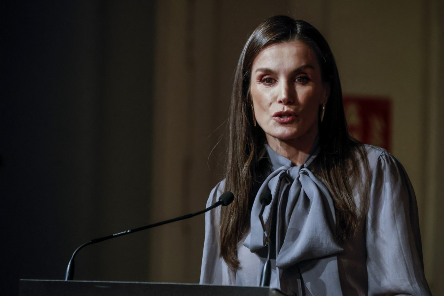 Ovakva košulja stoji svakom tipu građe: Kraljica Leticija pokazala idealan model za žene 50+ (GALERIJA)