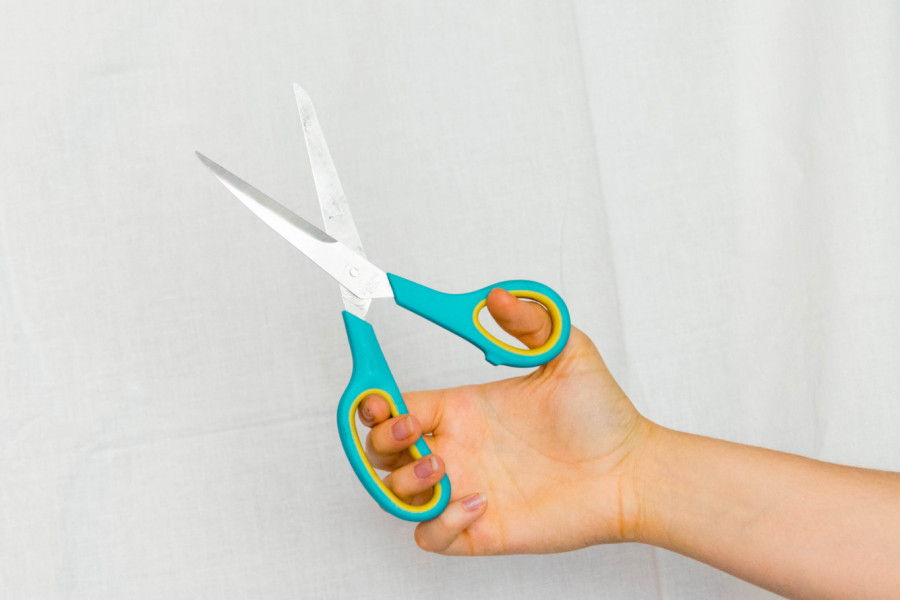 Zaboravite na trošenje novca: Evo kako da NAOŠTRITE MAKAZE predmetima iz kuhinje