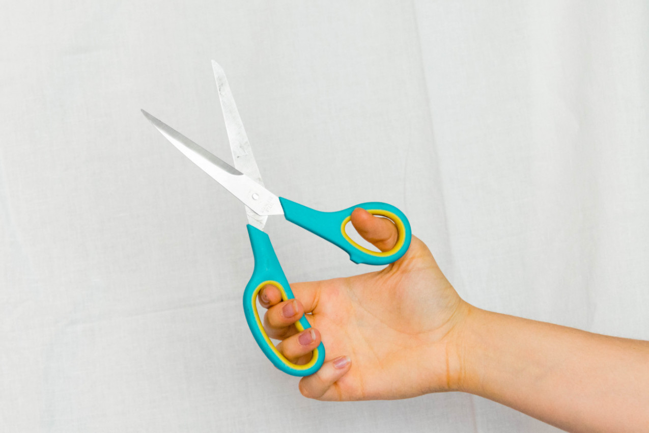 Zaboravite na trošenje novca: Evo kako da NAOŠTRITE MAKAZE predmetima iz kuhinje