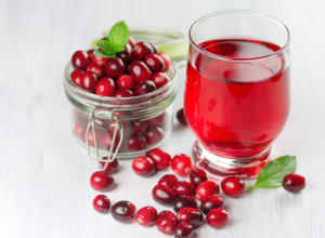 Da li sok od BRUSNICE zaista sprečava urinarne infekcije? Urolog razdvaja MITOVE od činjenica