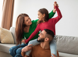 Emocionalna inteligencija: 5 navika koje EMOCIONALNO zreli RODITELJI prenose svojoj DECI