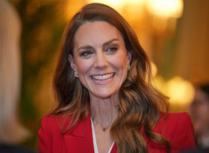 KEJT Midlton još jednom pokazala MOĆ stila: Zablistala u crvenom odelu sa posebnom simbolikom