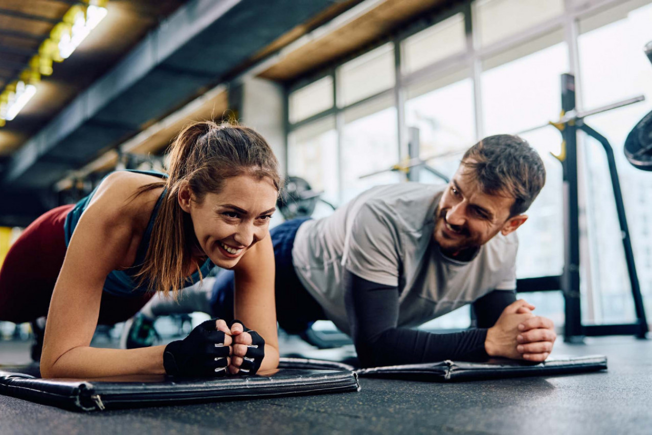 Znate li koliko dugo treba da držite plank prema vašim godinama? Možda ćete se iznenaditi!