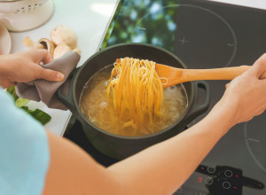 Ako prosipate VODU OD KUVANJA TESTENINE - odmah prestanite: Kuvari je zovu tečnim zlatom, evo i zašto!