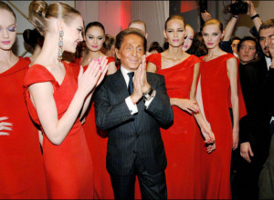 Kako je rođena Valentino crvena - ZAŠTITNI ZNAK slavnog dizajnera: Kada ju je ugledao, ostao je zatečen! (FOTO)