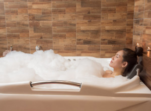 TOPLA KUPKA bukvalno čini čuda: Ovo su 4 razloga zašto ćete je želeti baš svako veče, i to pred spavanje!