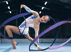 Usred takmičenja BEBA je istrčala na PODIJUM: Ono što je gimnastičarka uradila detetu je u trenu ZAPANJILO SVE! (VIDEO)