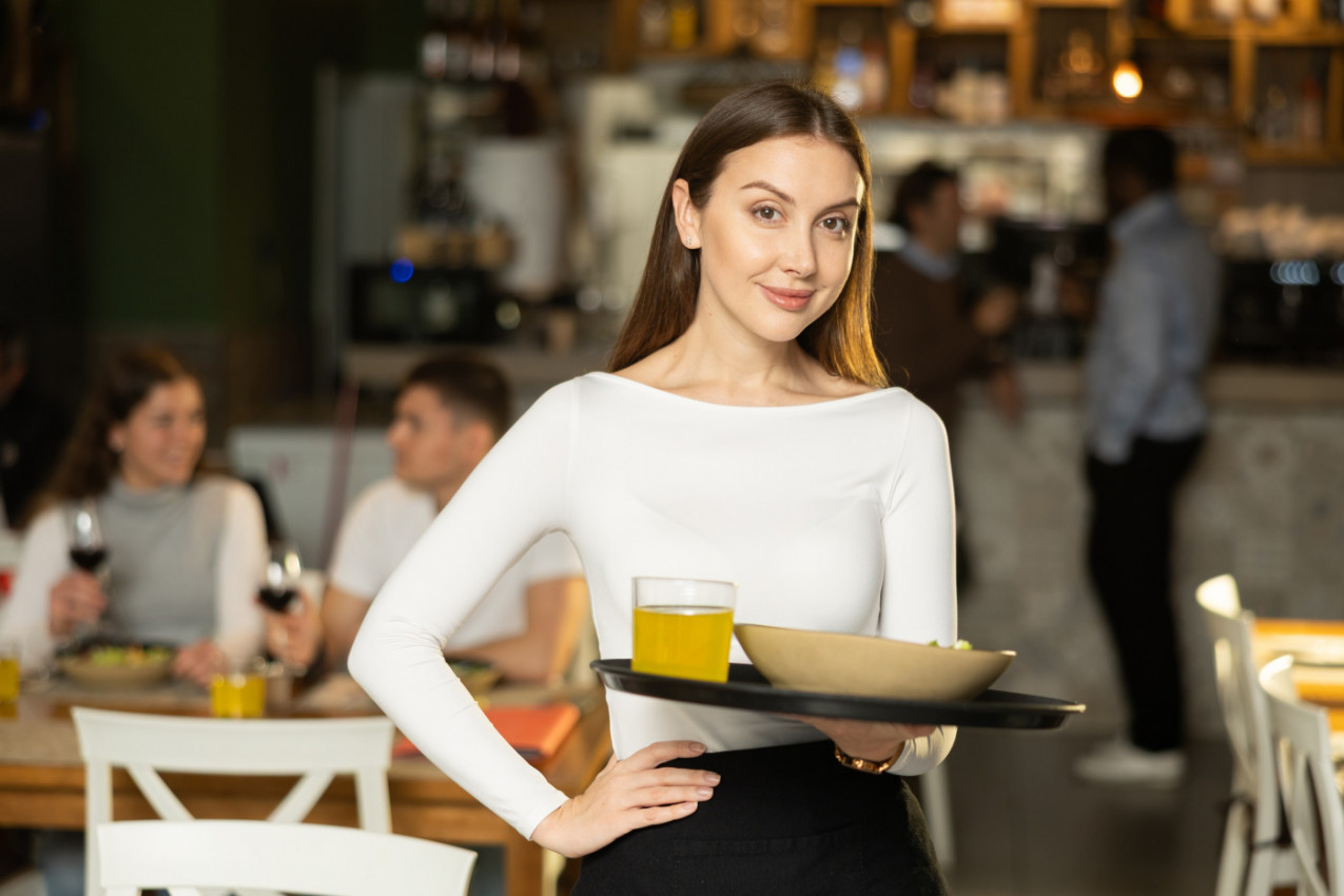 Ako nekad duže ČEKATE PIĆE u kafiću, to nije nimalo slučajno: Ove 4 stvari vam KONOBARI nikad neće reći!