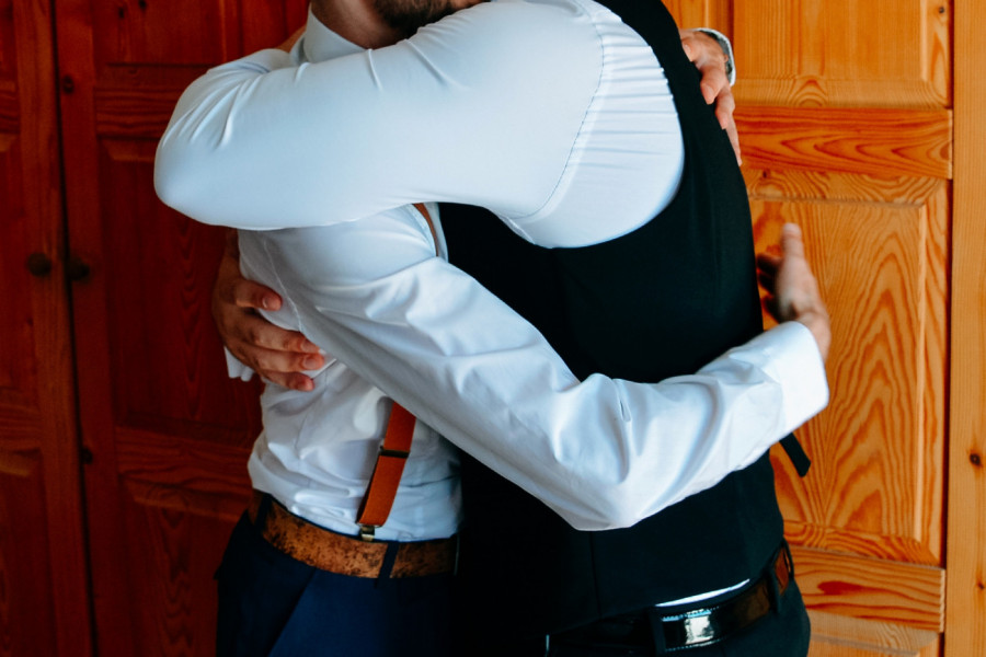 MLADOŽENJA po sklapanju braka PRESKOČIO MLADU i zagrlio kuma: Mreže gore zbog šok-snimka - tu nije bio kraj! (VIDEO)