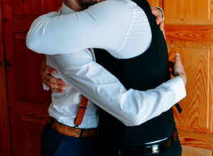 MLADOŽENJA po sklapanju braka PRESKOČIO MLADU i zagrlio kuma: Mreže gore zbog šok-snimka - tu nije bio kraj! (VIDEO)