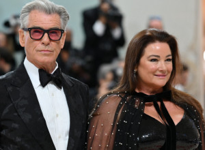 Suprugu PIRSA BROSNANA mnogi osuđuju zbog kilaže, a kao mlada bila je LEPOTICA kojoj nema ravne - nije joj odoleo (FOTO)