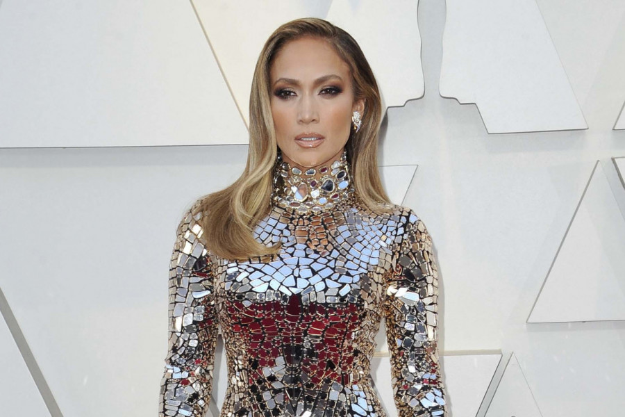 Dekolteu se ne nazire kraj, a čizme izazivaju strah: Pevačica DOMINIRA u haljini za pamćenje, ali da li je PREŠLA GRANICU pristojnosti?