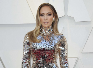 Dekolteu se ne nazire kraj, a čizme izazivaju strah: Pevačica DOMINIRA u haljini za pamćenje, ali da li je PREŠLA GRANICU pristojnosti?