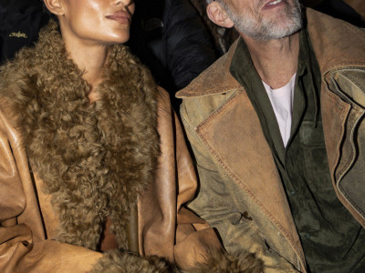 Partnerka francuskog glumca na reviji u Parizu