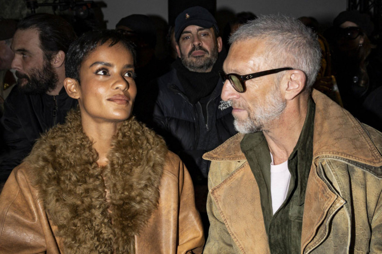 Kaselova (59) DUPLO MLAĐA devojka zaboravila da se obuče: Tridesetogodišnja lepotica otvorila jaknu, ispod - NIŠTA, a prizor je za pamćenje