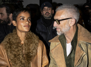 Kaselova (59) DUPLO MLAĐA devojka zaboravila da se obuče: Tridesetogodišnja lepotica otvorila jaknu, ispod - NIŠTA, a prizor je za pamćenje