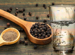 U čašu vode sipajte trunku ovog ZAČINA: Topi salo brže nego bilo koji drugi trik