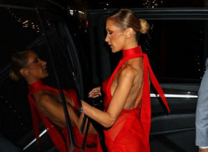 Najatraktivnija žena obukla haljinu sa izrezom na NEZGODNOM mestu: Vratila nam je TREND vidljivih tangi (FOTO)