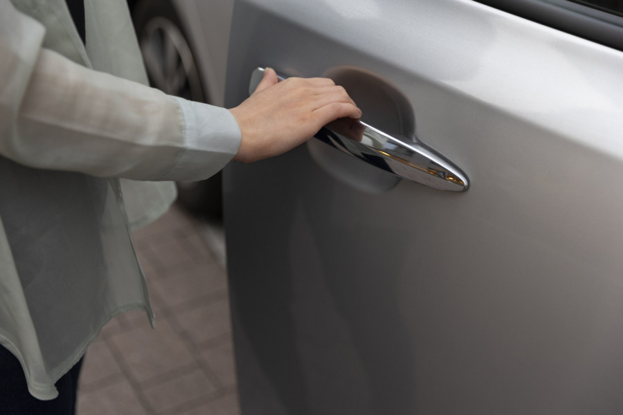 Vozači tek sada znaju čemu služe ove rupice na vratima auta: Neverovatno su korisne i mogu da vas sačuvaju SKUPIH POPRAVKI