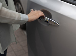 Vozači tek sada znaju čemu služe ove rupice na vratima auta: Neverovatno su korisne i mogu da vas sačuvaju SKUPIH POPRAVKI