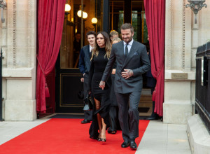 U srcu skandala, BEKAMOVI dali lekciju za pamćenje: Viktoriju čeka VELIKA ČAST, a na modnom događaju pokazali da li su uz mamu ili brata