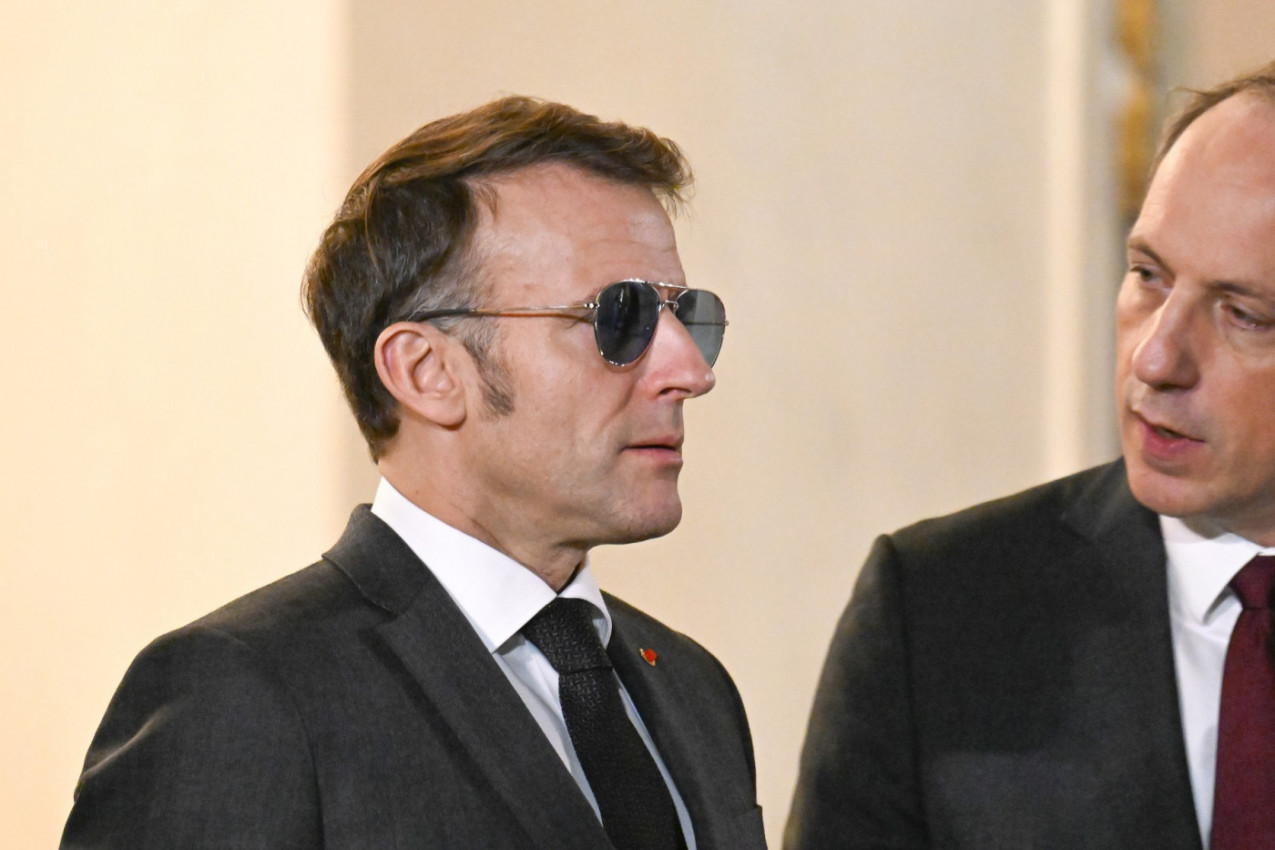 Nakon "krvavog oka", Emanuel Makron ponovo ZABRINUO javnost: Sada svi gledaju u njegov vrat i nadaju se da je dobro (FOTO)