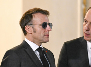 Nakon "krvavog oka", Emanuel Makron ponovo ZABRINUO javnost: Sada svi gledaju u njegov vrat i nadaju se da je dobro (FOTO)