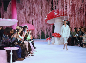 "ŠANELOVA" BAJKOVITA REVIJA: Neprevaziđena kolekcija, ogromne pečurke i glamurozne holivudske dive uveličale događaj (GALERIJA)