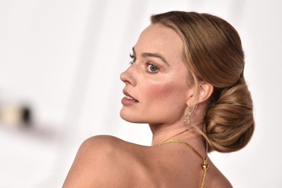 MARGO ROBI kao da je prizvala duh Ketrin Ernšo na crveni tepih: Čipkani korset, savršen nakit, a donji deo haljine - prava DRAMA