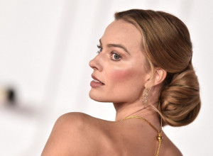 MARGO ROBI kao da je prizvala duh Ketrin Ernšo na crveni tepih: Čipkani korset, savršen nakit, a donji deo haljine - prava DRAMA