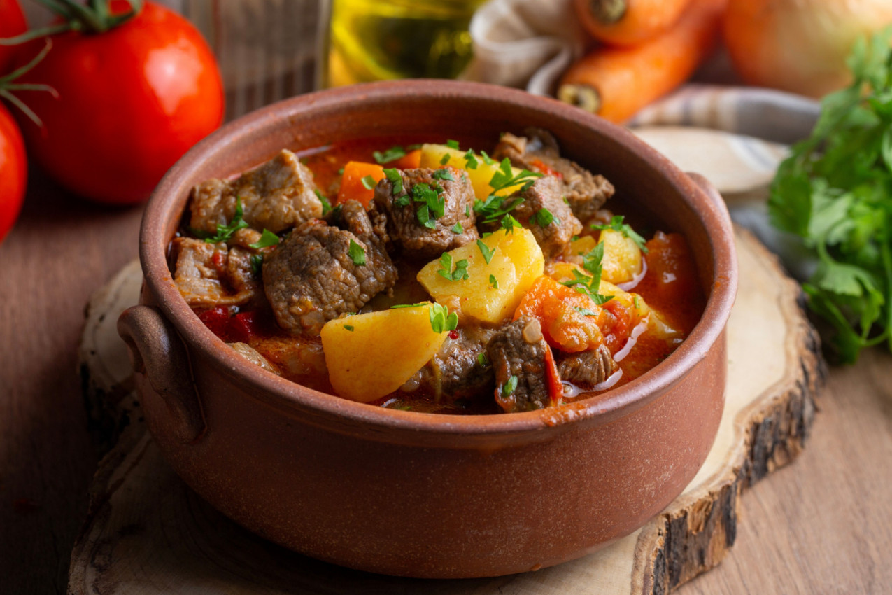 Recept za "SIROMAHOV GULAŠ" ostaviće vas bez daha: Sve sastojke već imate kod kuće!