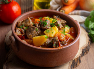 Recept za "SIROMAHOV GULAŠ" ostaviće vas bez daha: Sve sastojke već imate kod kuće!