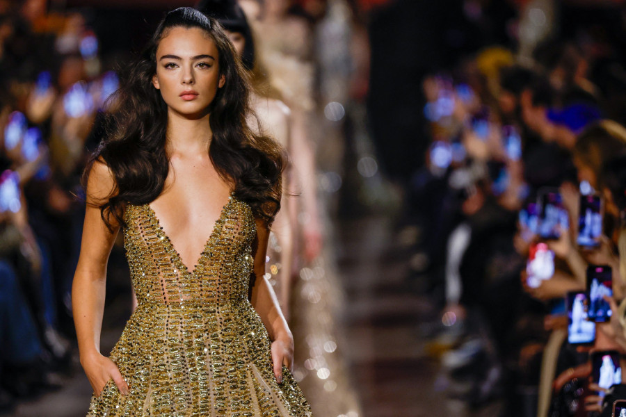 Liči na tatu, ali je BOGINJA na mamu: DEVA KASEL prošetala pistom i pokazala ŠARM koji ostavlja bez reči