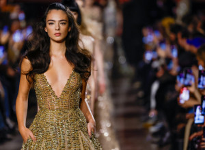 Liči na tatu, ali je BOGINJA na mamu: DEVA KASEL prošetala pistom i pokazala ŠARM koji ostavlja bez reči