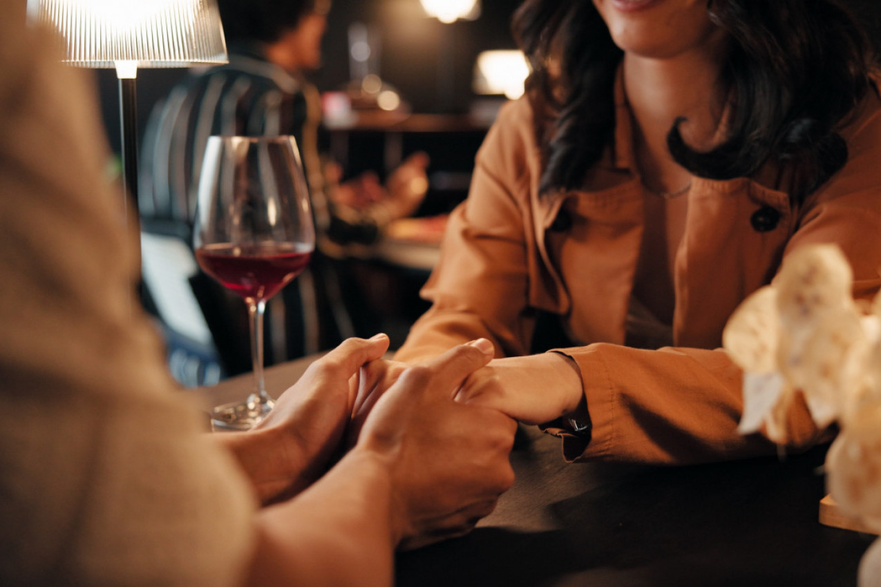 STISAK RUKE otkriva kakvi ste u krevetu: Naučnici pronašli neočekivanu vezu!